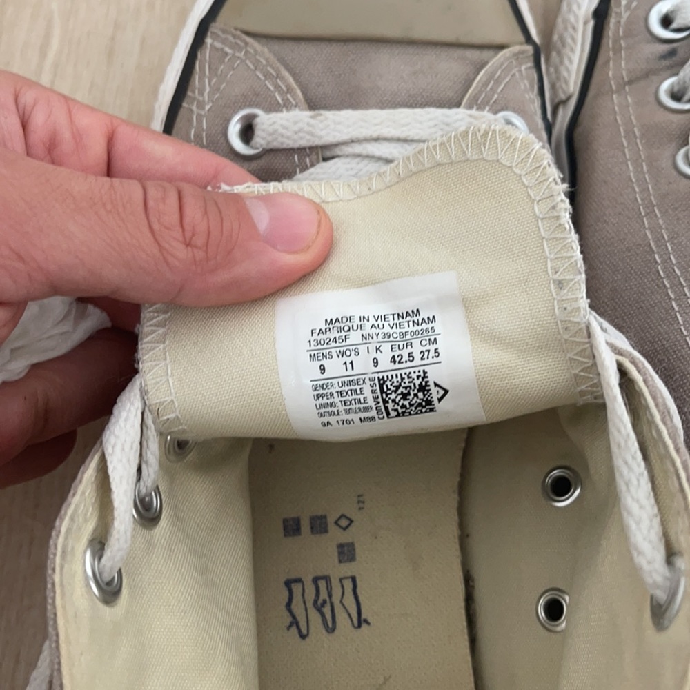 converse sneakers size 9 - Picture 4 of 4